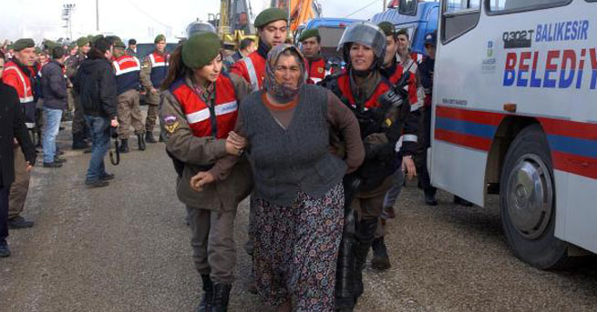 toyrkoi gkremizoyn spitia alevitwn 01