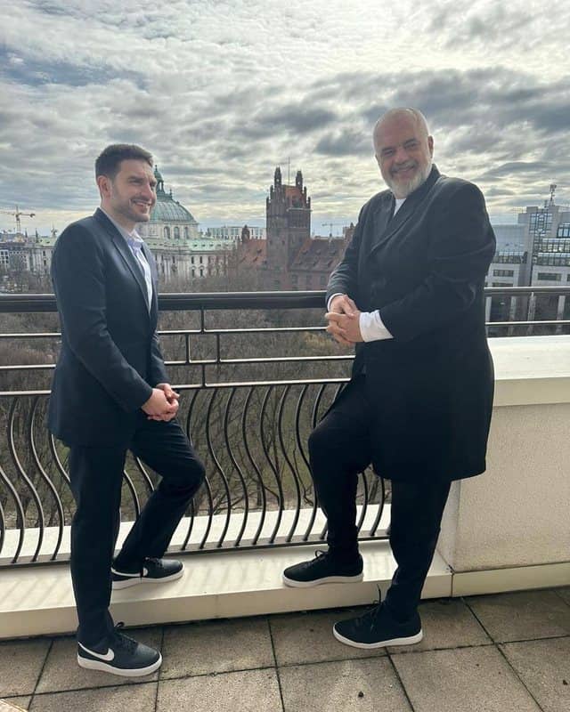 mia sxesi me skoteines ptyxes gia tin ellada aderfo 01