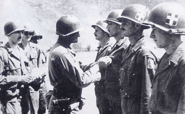 ellhnes sthn korea 01